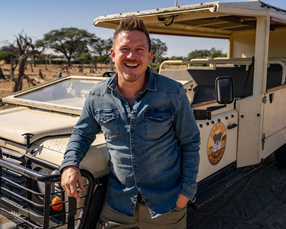 Johnny de Mol in Camping De Wildernis.